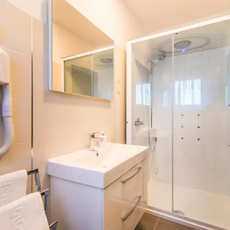 Sleeps 8 With Pool And Air Con * Klostar