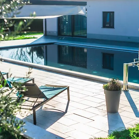 וילה Sleeps 8 With Pool And Air Con