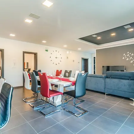 Sleeps 8 With Pool And Air Con Villa
