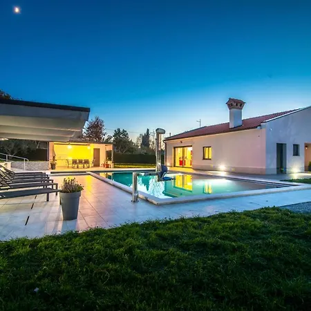 Sleeps 8 With Pool And Air Con *