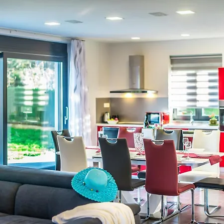 וילה Sleeps 8 With Pool And Air Con Klostar