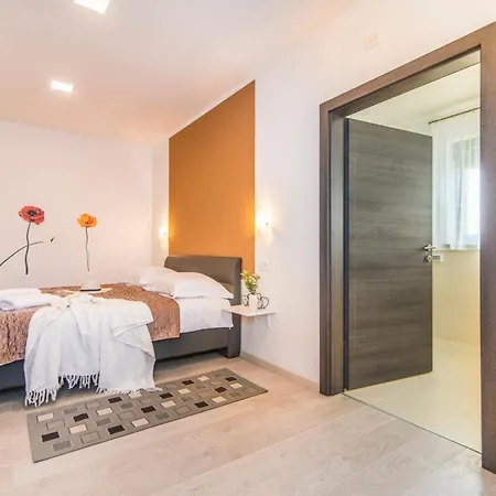 Sleeps 8 With Pool And Air Con וילה *