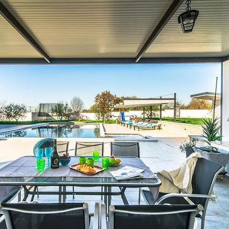 Sleeps 8 With Pool And Air Con Klostar