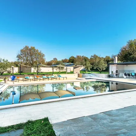 Sleeps 8 With Pool And Air Con וילה Klostar