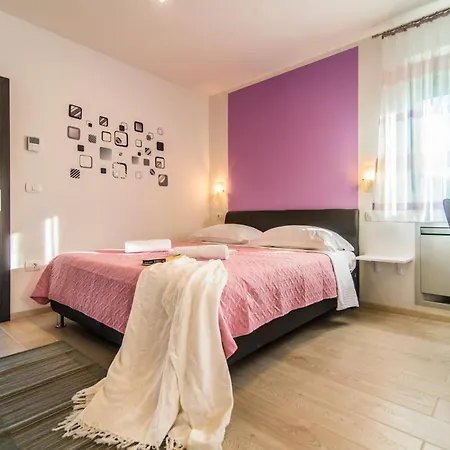 Sleeps 8 With Pool And Air Con Villa