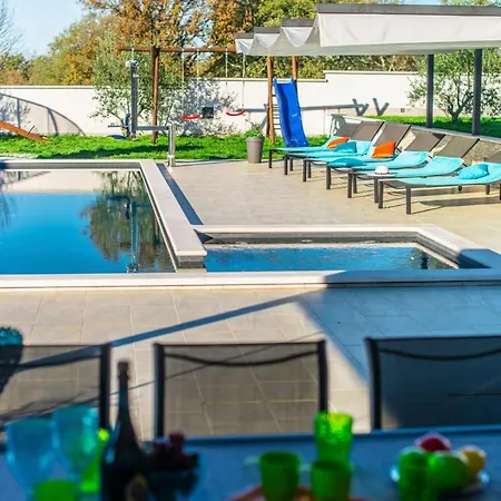 Villa Sleeps 8 With Pool And Air Con Klostar