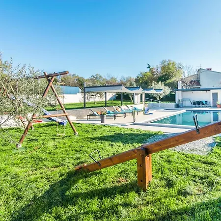 Villa Sleeps 8 With Pool And Air Con *