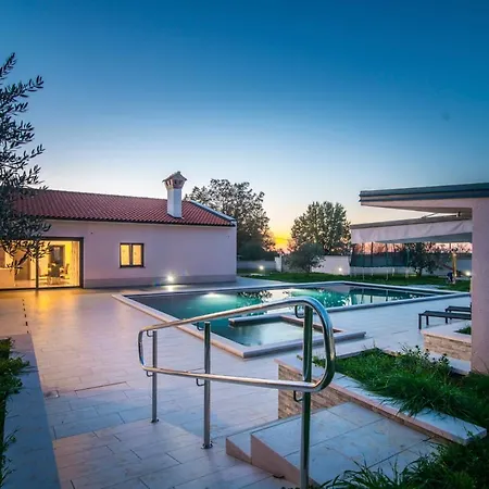Sleeps 8 With Pool And Air Con Villa *